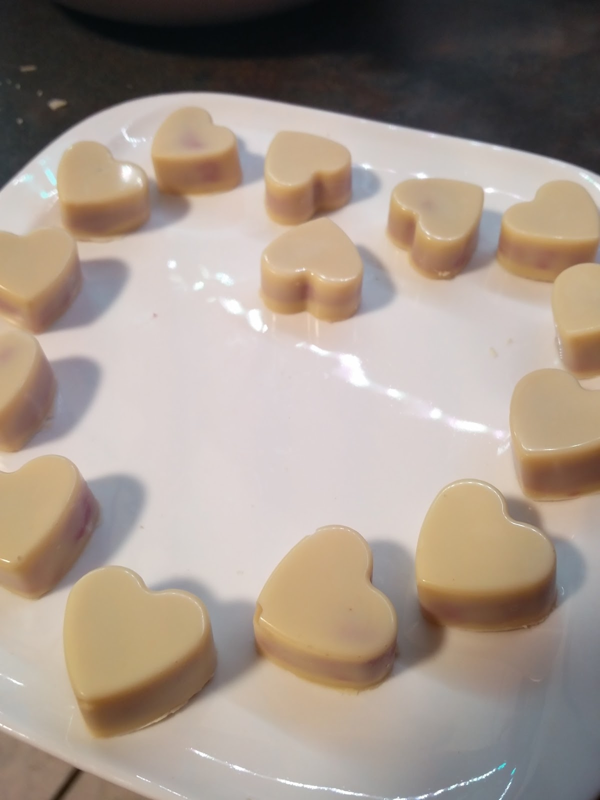 Schokoladen-Herzen mit cremiger Himbeer-Füllung