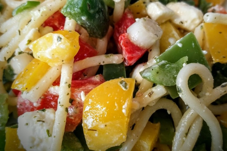 Spaghetti-Salat mit Feta und Gemüse