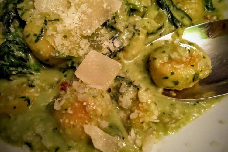 Gnocchi mit Walnuss-Frischkäse-Pesto