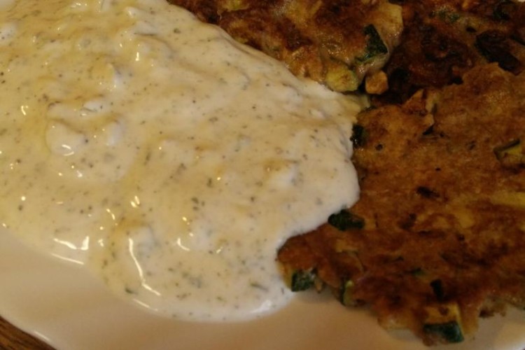 Zucchinipuffer mit Joghurtsoße