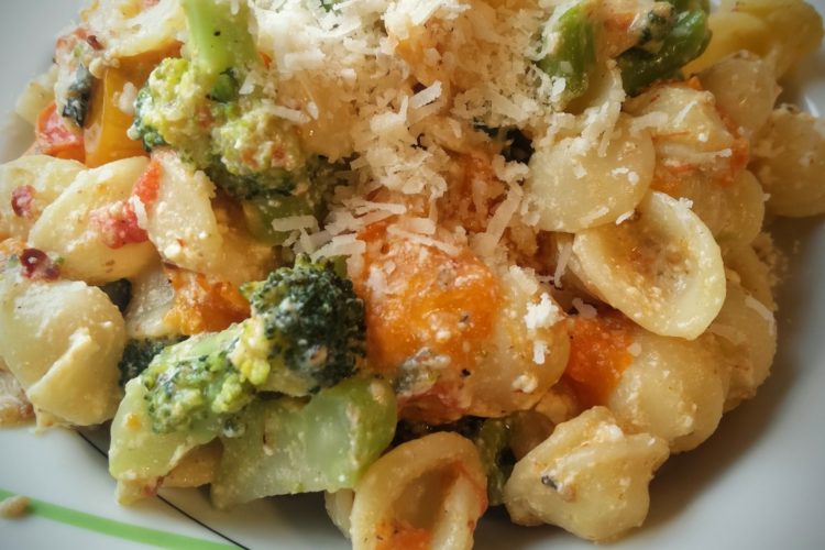 Orechiette mit gebackenem Ricotta und Tomaten