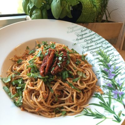 Spaghetti mit würzigem Tomaten-Pesto