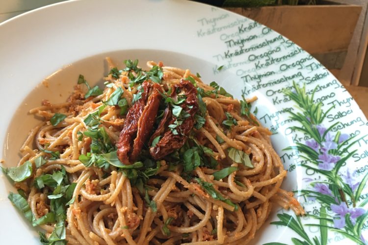 Spaghetti mit würzigem Tomaten-Pesto