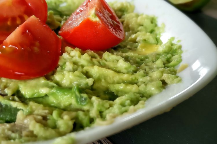 Avocado-Aufstrich mit Tomaten