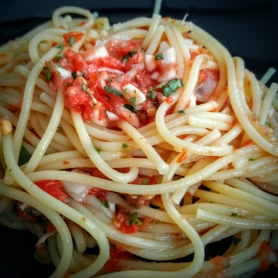 Salsa-Spaghetti mit frischen Tomaten