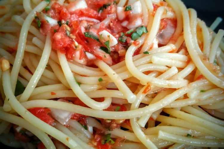 Salsa-Spaghetti mit frischen Tomaten