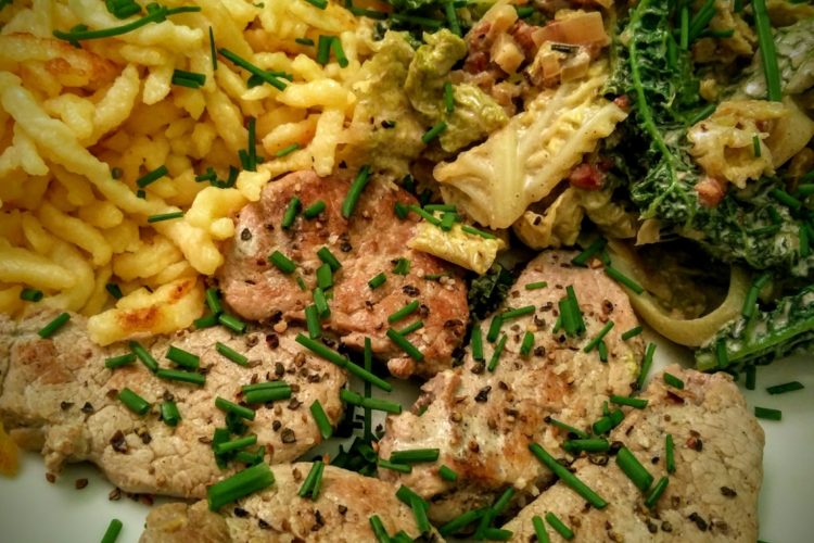 Schweinefilet mit Rahm-Wirsing und Spätzle